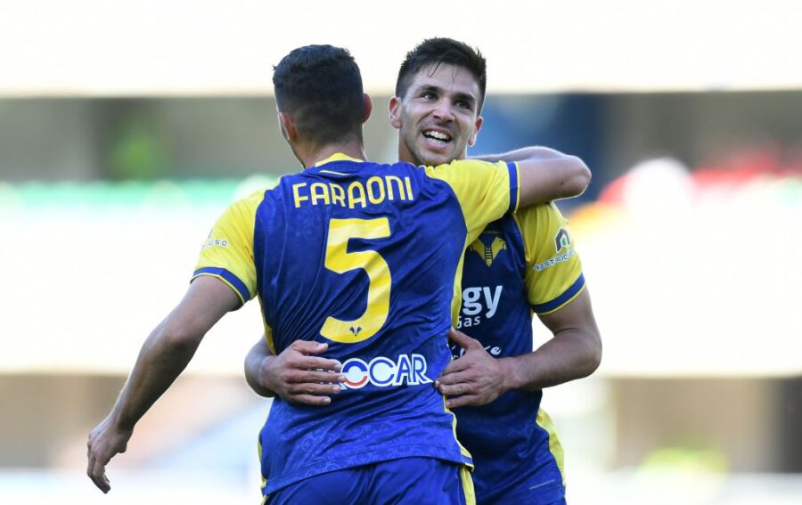 VERONA, ITALY - OCTOBER 24: Giovanni Simeone of Hellas Verona celebrates after scoring his team's second goal during the Serie A match between Hellas and SS Lazio at Stadio Marcantonio Bentegodi on October 24, 2021 in Verona, Italy. (Photo by Alessandro Sabattini/Getty Images)